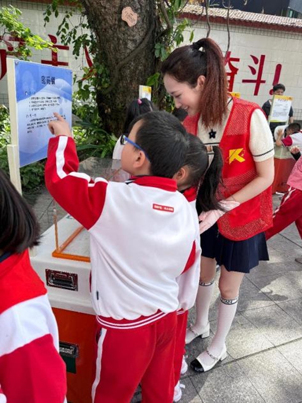 打開車門就是課堂！科普車帶你“沉浸式”玩轉(zhuǎn)科學(xué)——福州科技館科普大篷車走進(jìn)福州市新店中心小學(xué)