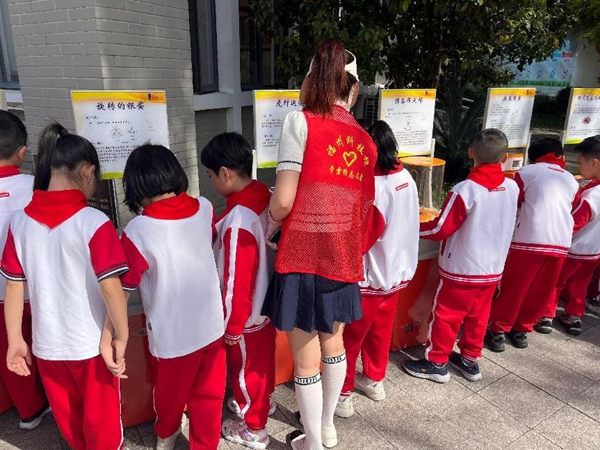 打開車門就是課堂！科普車帶你“沉浸式”玩轉(zhuǎn)科學(xué)——福州科技館科普大篷車走進(jìn)福州市新店中心小學(xué)