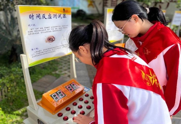 打開車門就是課堂！科普車帶你“沉浸式”玩轉(zhuǎn)科學(xué)——福州科技館科普大篷車走進(jìn)福州市新店中心小學(xué)