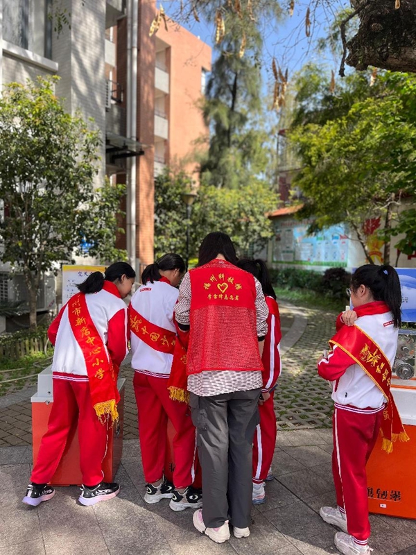 打開車門就是課堂！科普車帶你“沉浸式”玩轉(zhuǎn)科學(xué)——福州科技館科普大篷車走進(jìn)福州市新店中心小學(xué)
