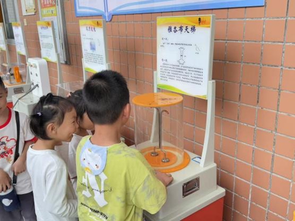 “探秘科學(xué)海洋，點(diǎn)亮岐小夢(mèng)想”——連江縣黃岐中心小學(xué)迎來(lái)奇妙科普之旅