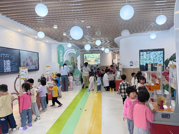 童趣解碼科學(xué)密語——福州市兒童學(xué)園迎來奇妙科普之旅