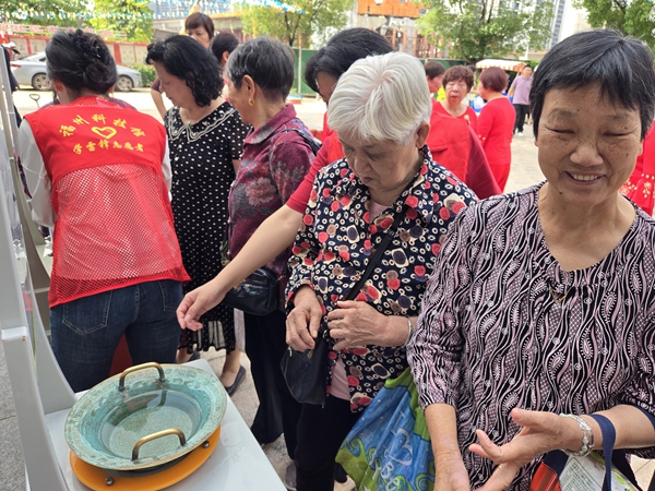 “科普零距離，歡樂滿宏山”——福州科技館科普車走進(jìn)鼓山鎮(zhèn)宏山社區(qū)