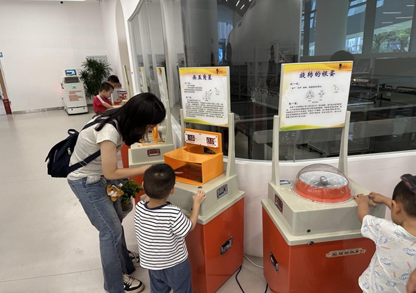 智啟童心，科潤書香——福州科技館科普大篷車走進(jìn)福州市少兒圖書館