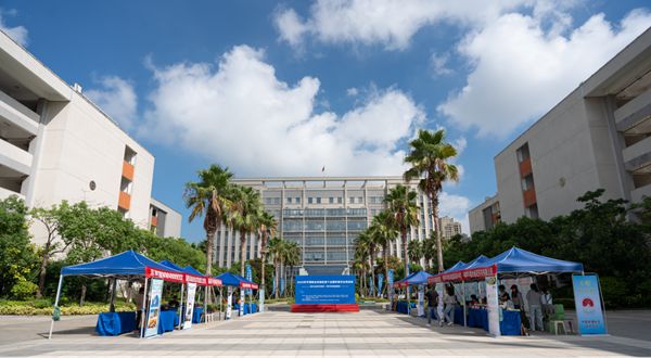 福州科技館科普大篷車開進(jìn)平潭師大附中——全國科普月主場活動啟動，點(diǎn)燃校園科學(xué)熱情