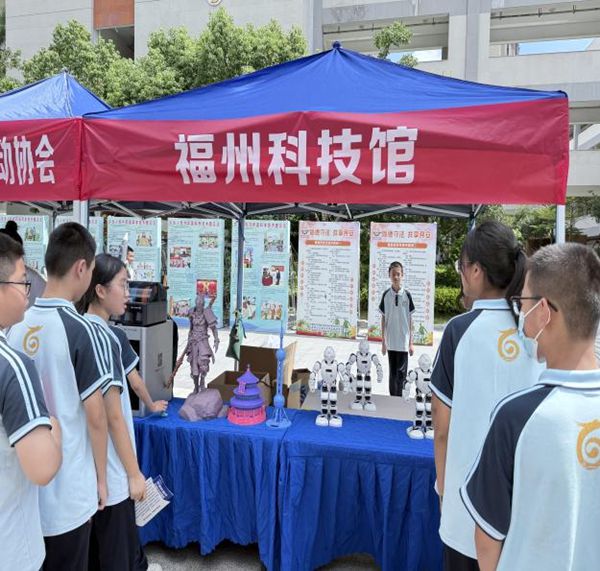 福州科技館科普大篷車開進(jìn)平潭師大附中——全國科普月主場活動啟動，點(diǎn)燃校園科學(xué)熱情