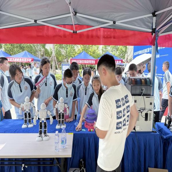 福州科技館科普大篷車開進(jìn)平潭師大附中——全國科普月主場活動啟動，點(diǎn)燃校園科學(xué)熱情