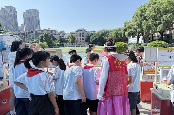 把科學(xué)裝進(jìn)少年口袋——福州科技館科普大篷車“相約”倉山區(qū)教師進(jìn)修附屬第二小學(xué)
