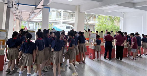 福建省“流動(dòng)科學(xué)課”閩清站活動(dòng)成功舉辦——福州科技館科普大篷車駛?cè)腴}清縣第三實(shí)驗(yàn)小學(xué)