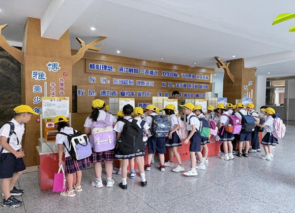 “趣”享科普秀，點(diǎn)亮科學(xué)夢(mèng)——福清濱江小學(xué)開展科普月系列活動(dòng)