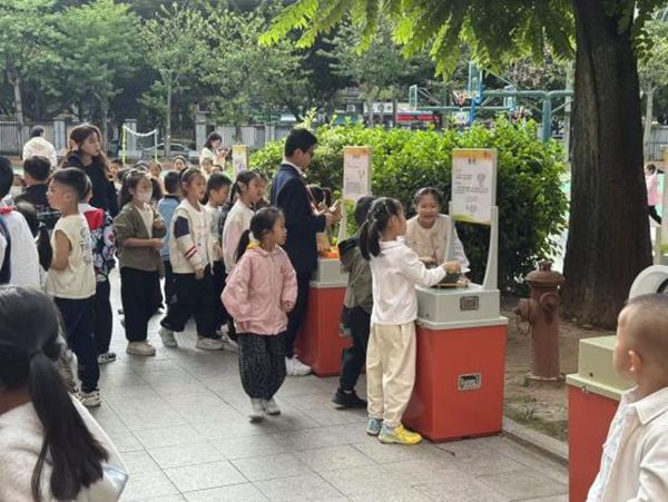 “追光科學(xué)家，驅(qū)動(dòng)新征程”——福州市鼓山新區(qū)小學(xué)相約福州科技館共赴趣味科學(xué)之約