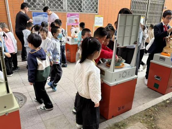 “追光科學(xué)家，驅(qū)動(dòng)新征程”——福州市鼓山新區(qū)小學(xué)相約福州科技館共赴趣味科學(xué)之約