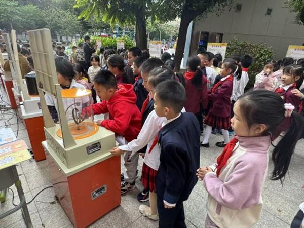 “追光科學(xué)家，驅(qū)動(dòng)新征程”——福州市鼓山新區(qū)小學(xué)相約福州科技館共赴趣味科學(xué)之約