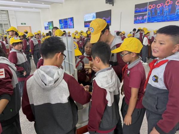 “科技伴成長(zhǎng)，創(chuàng)新驅(qū)動(dòng)夢(mèng)”——連江縣第二實(shí)驗(yàn)小學(xué)相約福州科技館共尋科學(xué)佳境