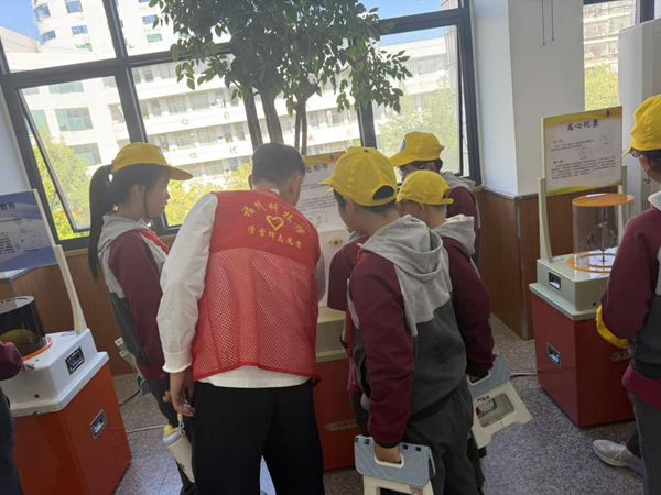 “科技伴成長(zhǎng)，創(chuàng)新驅(qū)動(dòng)夢(mèng)”——連江縣第二實(shí)驗(yàn)小學(xué)相約福州科技館共尋科學(xué)佳境