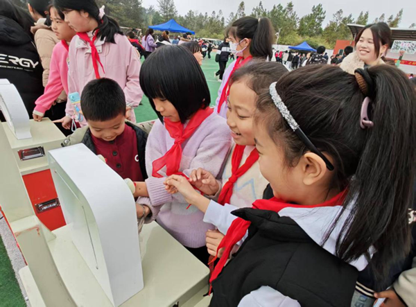 赴一場(chǎng)科技之約 種一個(gè)未來(lái)夢(mèng)想 ——福州科技館科普大篷車駛?cè)腴}侯大湖中學(xué)點(diǎn)亮科學(xué)夢(mèng)  