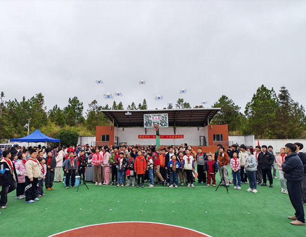 赴一場(chǎng)科技之約 種一個(gè)未來(lái)夢(mèng)想 ——福州科技館科普大篷車駛?cè)腴}侯大湖中學(xué)點(diǎn)亮科學(xué)夢(mèng)  