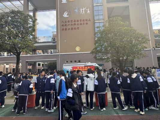 “科創(chuàng)筑夢，藝彩紛揚(yáng)”——馬尾區(qū)江濱中學(xué)相約福州科技館共探趣味科學(xué)之約