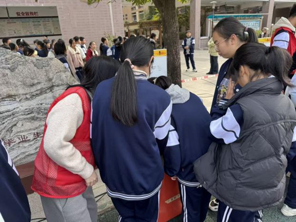 “科創(chuàng)筑夢，藝彩紛揚(yáng)”——馬尾區(qū)江濱中學(xué)相約福州科技館共探趣味科學(xué)之約