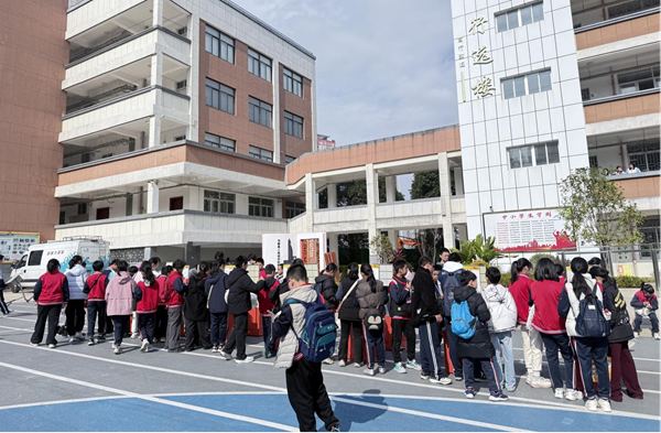 科藝節(jié)添“科”味！福州科技館大篷車與二附中學(xué)子共赴科創(chuàng)之約