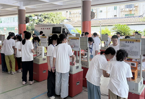 點(diǎn)燃暑期科學(xué)熱情——福州科技館科普大篷車攜跳舞機(jī)器人走進(jìn)福州實(shí)驗(yàn)小學(xué)