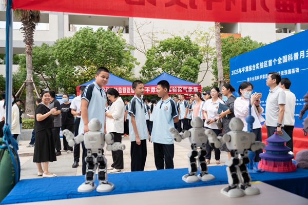 福州科技館科普大篷車開進(jìn)平潭師大附中——全國科普月主場活動啟動，點燃校園科學(xué)熱情