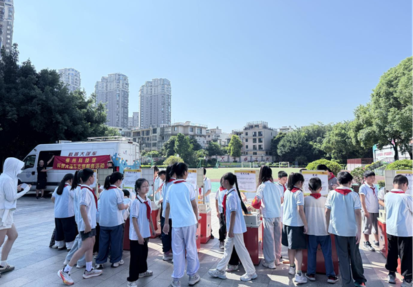 把科學(xué)裝進(jìn)少年口袋——福州科技館科普大篷車“相約”倉山區(qū)教師進(jìn)修附屬第二小學(xué)