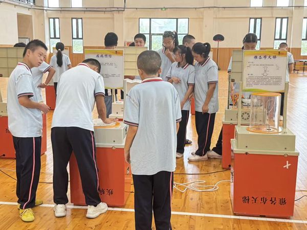 “星夢啟航，玩轉(zhuǎn)科學(xué)”——福清特殊教育學(xué)?？破哲嚮顒訄A滿舉行