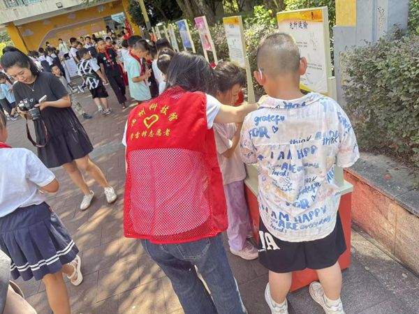 “科學(xué)巴士進(jìn)校園，探索奇妙科學(xué)課”——福建開放大學(xué)附屬中學(xué)相約奇妙科學(xué)之旅