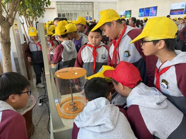 “科技伴成長，創(chuàng)新驅(qū)動夢”——連江縣第二實驗小學(xué)相約福州科技館共尋科學(xué)佳境