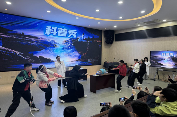 大篷車進校園 科普潤童心——福州科技館助力烏山小學科技節(jié)趣味啟幕