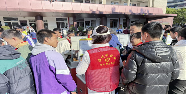 大篷車“駛”入銅盤中學 科技熱潮點燃少年探索心——福州銅盤中學2025年科技節(jié)精彩啟幕