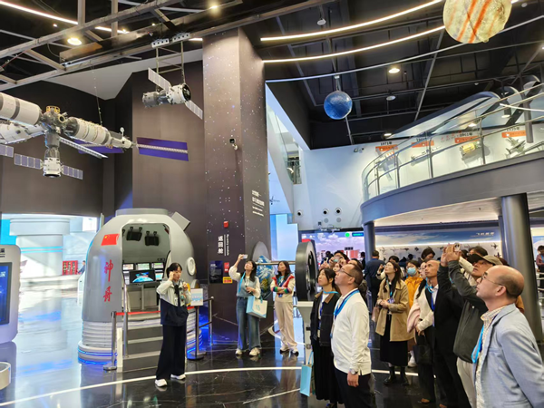 海峽兩岸青少年科學教育界代表參觀福州科技館 海峽兩岸青少年科學教育界代表參觀福州科技館