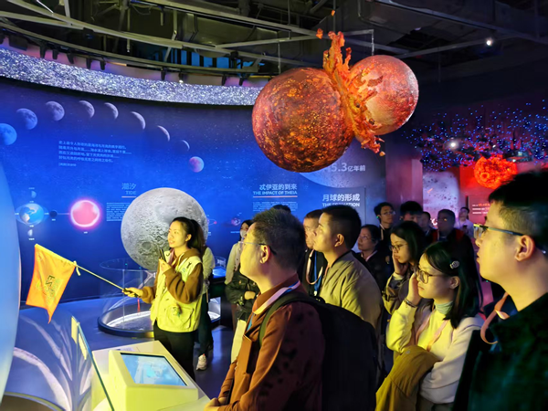 海峽兩岸青少年科學教育界代表參觀福州科技館 海峽兩岸青少年科學教育界代表參觀福州科技館