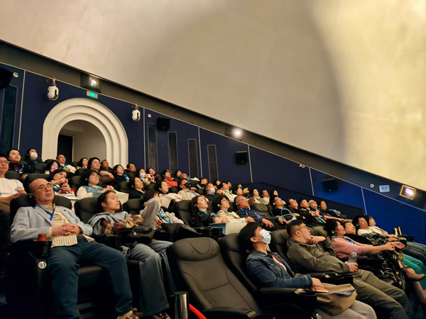 海峽兩岸青少年科學教育界代表參觀福州科技館 海峽兩岸青少年科學教育界代表參觀福州科技館