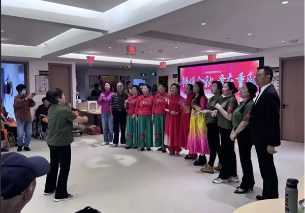 二支部進社區(qū)開展“情暖金秋，愛在重陽”主題活動