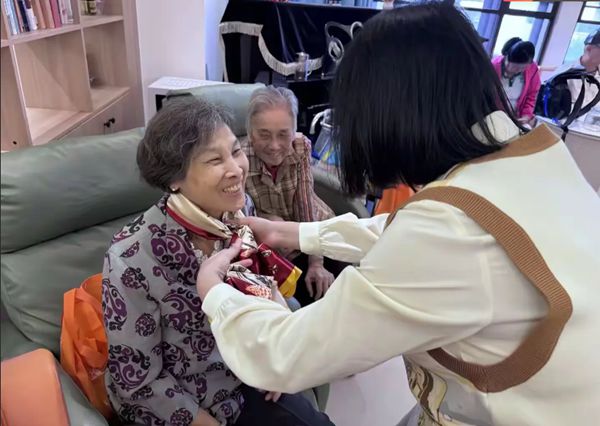 二支部進社區(qū)開展“情暖金秋，愛在重陽”主題活動