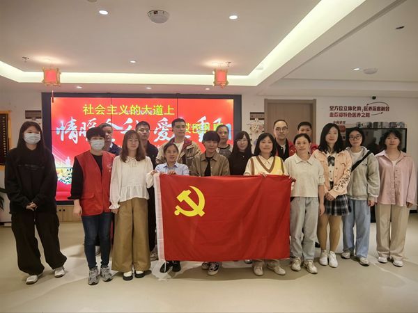 二支部進社區(qū)開展“情暖金秋，愛在重陽”主題活動